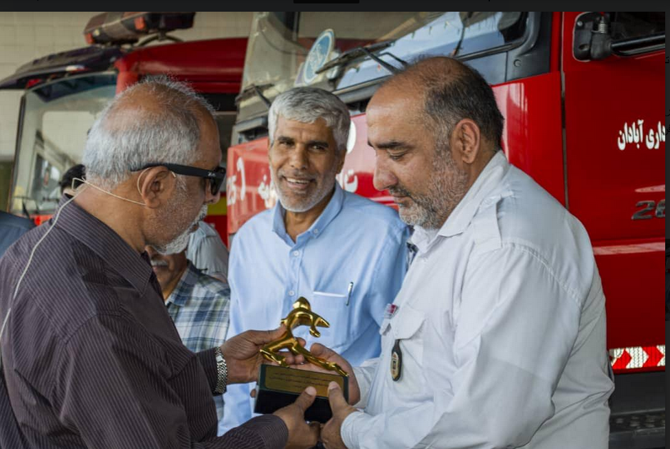 اهدای تندیس نهمین دوره قهرمان گمنام به آتش نشانان آبادانی