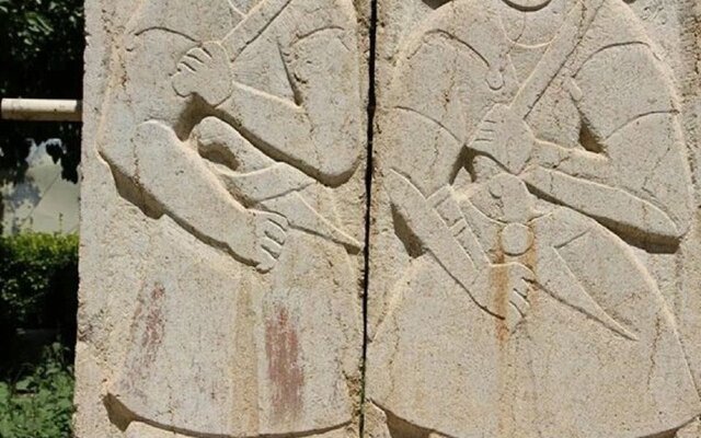 پهلوانان سنگی ایستاده میمیرند!