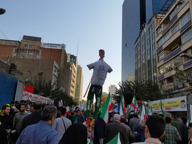 گزارش ایسنا از حاشیه راهپیمایی ۱۳ آبان۱۴۰۱/قرائت قطعنامه پایانی