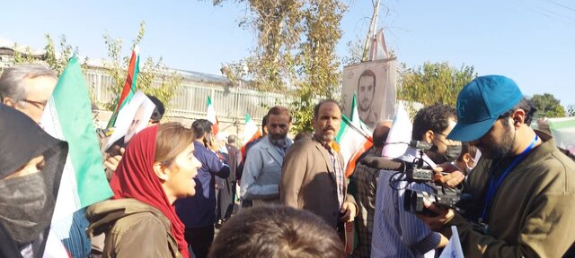 گزارش ایسنا از حاشیه راهپیمایی ۱۳ آبان۱۴۰۱/قرائت قطعنامه پایانی