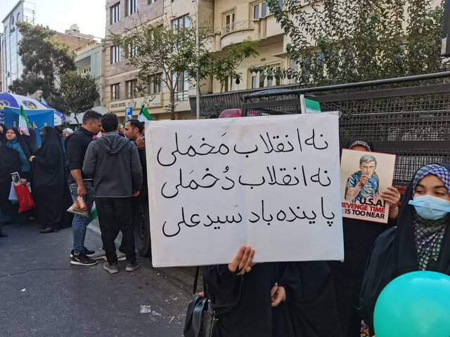 گزارش ایسنا از حاشیه راهپیمایی ۱۳ آبان۱۴۰۱/قرائت قطعنامه پایانی