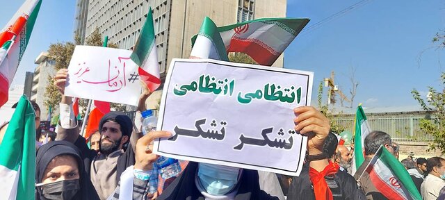 گزارش ایسنا از حاشیه راهپیمایی ۱۳ آبان۱۴۰۱/قرائت قطعنامه پایانی