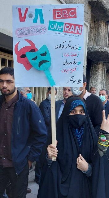 گزارش ایسنا از حاشیه راهپیمایی ۱۳ آبان۱۴۰۱/قرائت قطعنامه پایانی