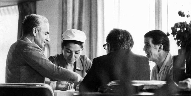 باخت شاهِ پهلوی و میزِ قمار ارتشبد ازهاری باخت شاهِ پهلوی و میزِ قمار ارتشبد ازهاری