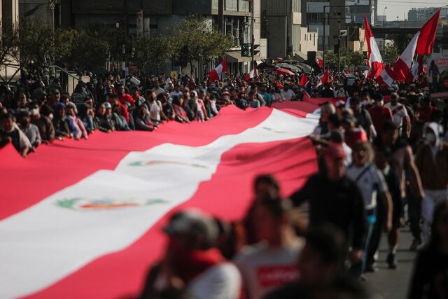 معترضان در پرو خواستار برکناری رئیس‌جمهور شدند