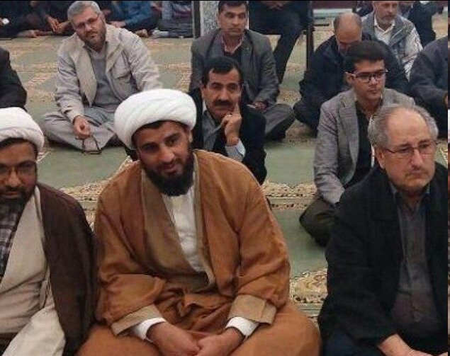 شهید حجت الاسلام شهرکی در میان نمازگزاران مسجد مولای متقیان زاهدان عقربههای زمان در زاهدان به دهه هشتاد بازگشت