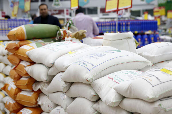 کمبودی در تأمین و توزیع کالاهای اساسی نداریم کمبودی در تأمین و توزیع کالاهای اساسی نداریم