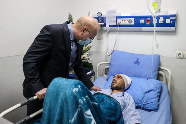 عیادت قالیباف از تعدادی از مجروحان نیروی انتظامی/ تاکید بر مقابله قاطع با داعشسازی نوین