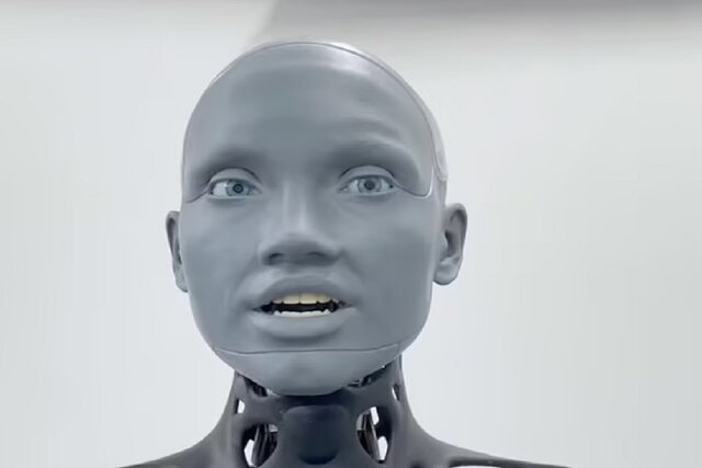 ربات "آمکا" تا یک سال آینده میتواند راه برود