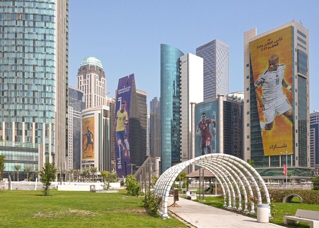 تصاویری از پوسترهای غولپیکر بر آسمانخراشهای دوحه