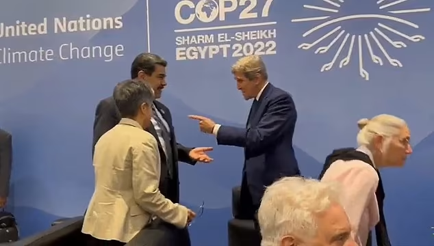 دست دادن جان کری با "تروریست ۱۵ میلیون دلاری"!