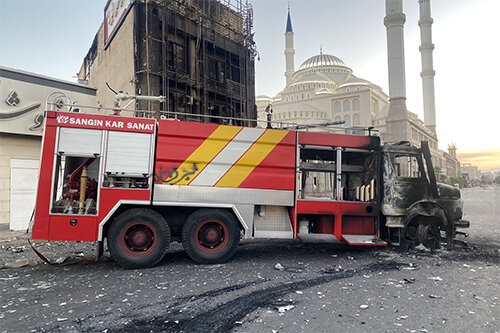 هشت مهرماه معترضان ماشین آتشنشانی را جلوی مسجد مکی آتش زدند زاهدان در غبار پنهانکاری/ دو طرف همه ماجرا را تعریف نمیکنند