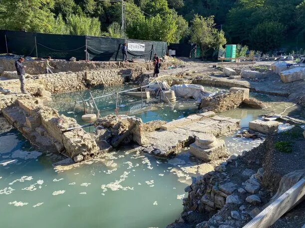 کشف مجسمههای ۲۳۰۰ ساله در یک گرمابه