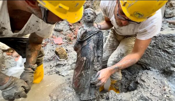 کشف مجسمههای ۲۳۰۰ ساله در یک گرمابه