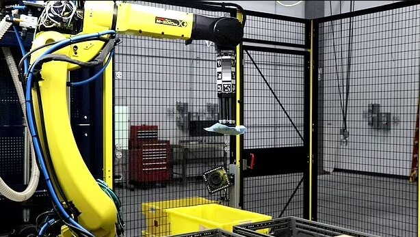 توانایی شگفتانگیز بازوی رباتیک "آمازون" در جابهجایی محصولات