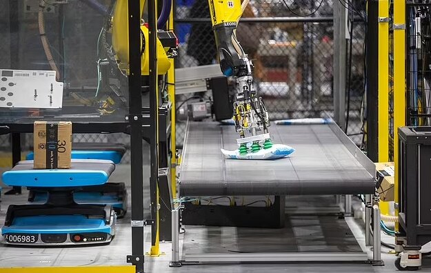 توانایی شگفتانگیز بازوی رباتیک "آمازون" در جابهجایی محصولات