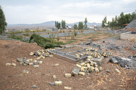 تخریب دیوارهای زمین‌های تفکیک شده به قطعات کوچکتر از تعریف شده قانونی توسط سازمان جهاد کشاورزی <a href='https://sayeb.ir/tag/%d9%82%d9%85'>قم</a> در روستای خلج آباد