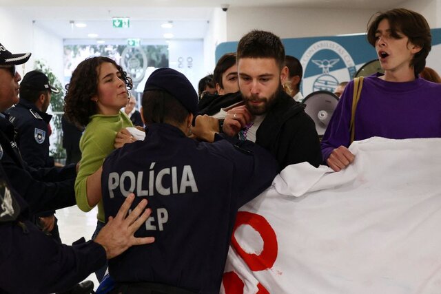 معترضان پرتغالی استعفای وزیر اقتصاد را خواستار شدند