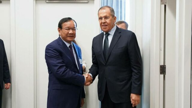 از راست لاوروف و پراک سوخون، وزیر خارجه کامبوج لاوروف آمریکا را به ایجاد اختلاف و بیثباتی در حوزه آ.سه.آن متهم کرد