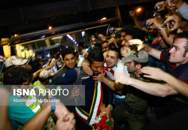 نوستالژی جام جهانی/ قوچاننژاد در احاطه مردم نوستالژی جام جهانی/ قوچاننژاد در احاطه مردم