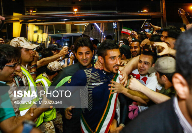 نوستالژی جام جهانی/ قوچاننژاد در احاطه مردم