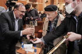 تجلیل از مهدی محقق در مراسم پایانی بیست و نهمین دوره جایزه کتاب سال دانشجویی و بیستمین پایاننامه سال دانشجویی