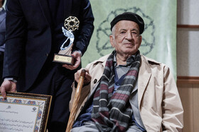 تجلیل از مهدی محقق در مراسم پایانی بیست و نهمین دوره جایزه کتاب سال دانشجویی و بیستمین پایاننامه سال دانشجویی