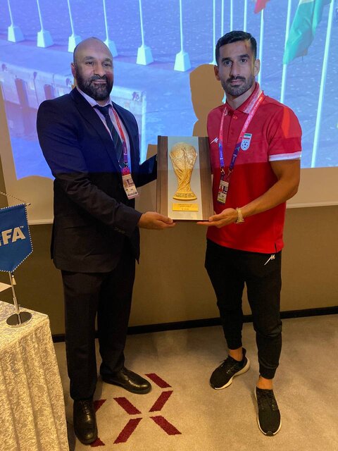 اهدای لوح ششمین حضور ایران در جام جهانی فوتبال به کاپیتان تیم ملی