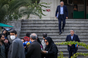 سید محمد حسینی، معاون پارلمانی رییس جمهور و محمد اسلامی، رییس سازمان انرژی اتمی در حاشیه جلسه هیات دولت - ۲۵ آبان