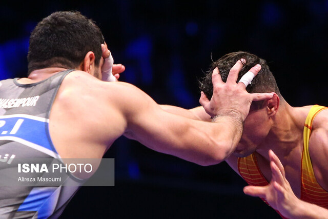 تصویر آرشیوی است. حضور درستکار در سالن مسابقات جام تختی/ تماشاگران ارومیه پیگیر زمان مبارزه حسن یزدانی