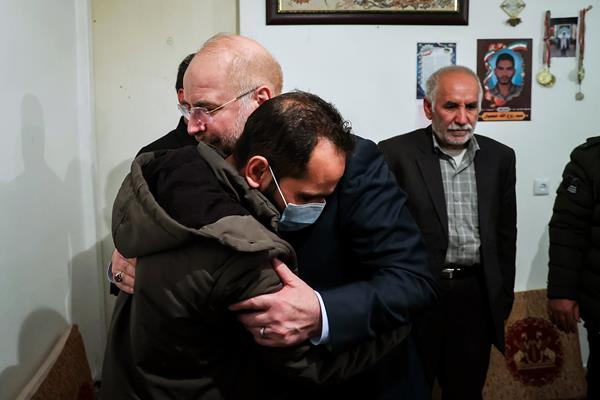 حضور قالیباف در منزل شهید مدافع امنیت سید روح الله عجمیان