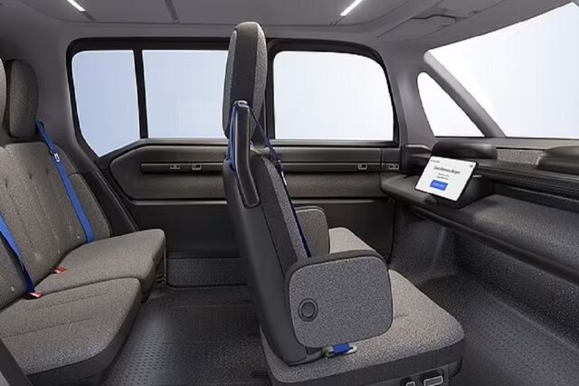 رونمایی از یک خودروی بدون فرمان، پدال و آینه