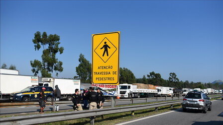 رانندگان کامیون حامی بولسونارو جادههای برزیل را بستند رانندگان کامیون حامی بولسونارو جادههای برزیل را بستند