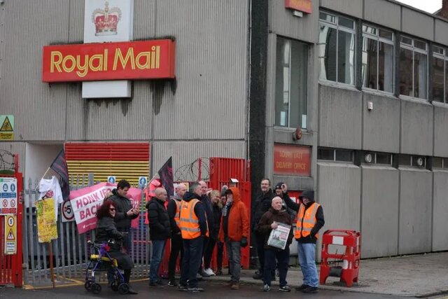 اعتصاب بزرگ کارکنان پست، معلمان و کارمندان دانشگاه‌ها در سراسر بریتانیا