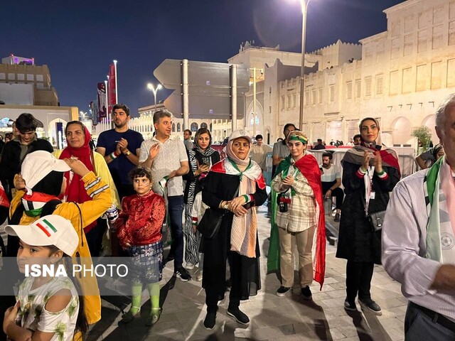 جشن و پایکوبی هواداران ایرانی در مرکز شهر دوحه جشن و پایکوبی هواداران ایرانی در مرکز شهر دوحه