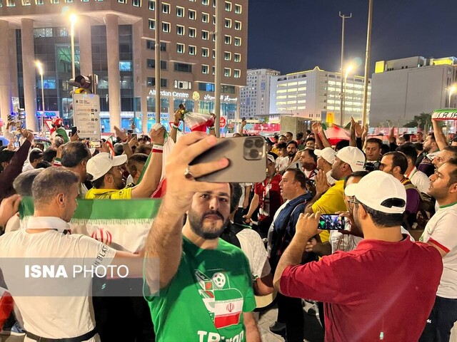 جشن و پایکوبی هواداران ایرانی در مرکز شهر دوحه جشن و پایکوبی هواداران ایرانی در مرکز شهر دوحه