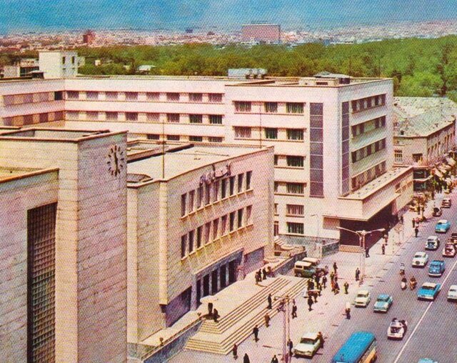 نمای بیرونی ساختمان بانک مرکزی در چهارراه استانبول تهران 1357 بازخوانی یک افشاگری اقتصادی - آذر ۱۳۵۷