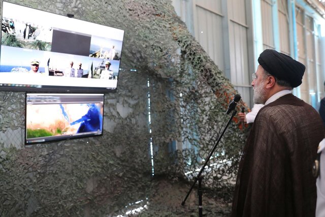 گفتوگوی تصویری رئیسجمهور با ناوگروههای ارتش در دریای سرخ و اقیانوس آرام گفتوگوی تصویری رئیسجمهور با ناوگروههای ارتش در دریای سرخ و اقیانوس آرام