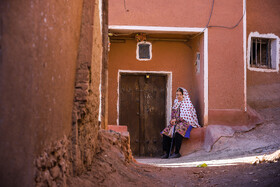 ردای قرمز پاییز بر تن ابیانه