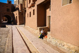 ردای قرمز پاییز بر تن ابیانه