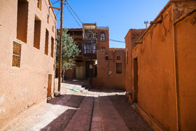 ردای قرمز پاییز بر تن ابیانه