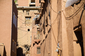 ردای قرمز پاییز بر تن ابیانه