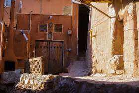 ردای قرمز پاییز بر تن ابیانه