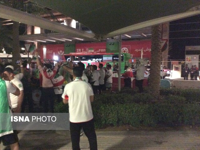 حمایت هواداران ایران از تیم ملی/ ۲ انگلیسی، شاگردان کیروش را تشویق کردند!