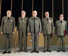 نشان فداکاری به ۴ فرمانده اسبق نیروی زمینی ارتش اهدا شد