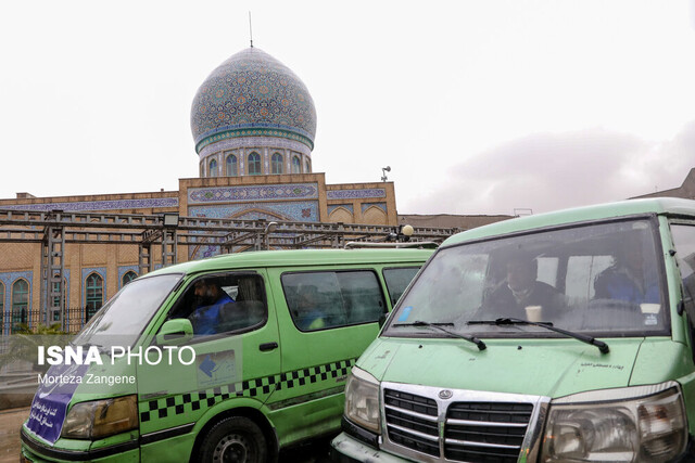 انتقال کارتن خوابها به گرمخانه با تاکسی ونهای فرسوده!