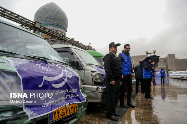 انتقال کارتن خوابها به گرمخانه با تاکسی ونهای فرسوده!