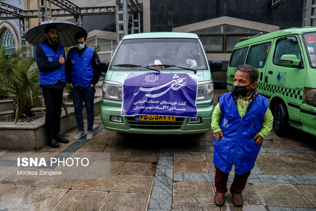انتقال کارتن خوابها به گرمخانه با تاکسی ونهای فرسوده!