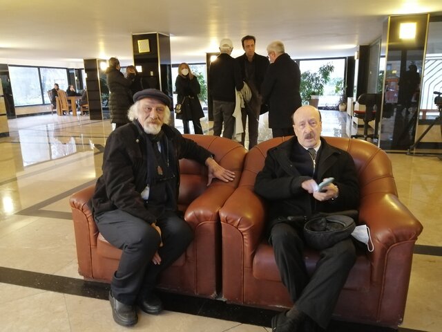 برگزاری مراسم تشییع مفتون امینی در روز بارانی تهران