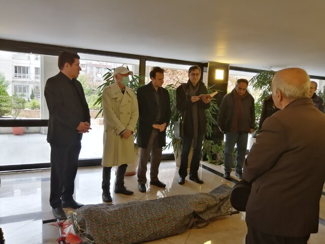 برگزاری مراسم تشییع مفتون امینی در روز بارانی تهران